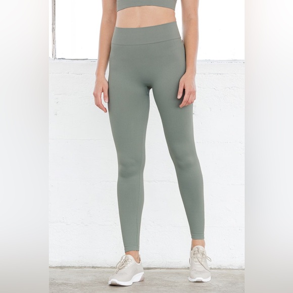 SET Lulus to the core sage legging and sports bra set - Picture 5 of 11